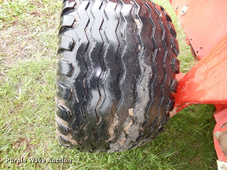 image for item IS9565 2005 New Holland BR780  round baler