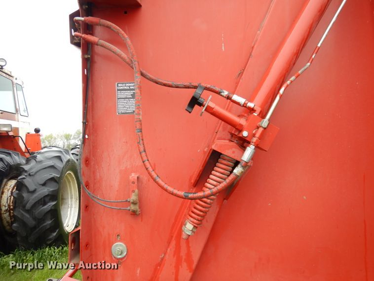 image for item IS9565 2005 New Holland BR780  round baler