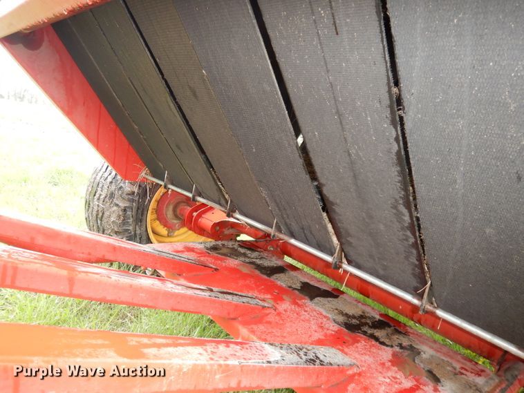 image for item IS9565 2005 New Holland BR780  round baler