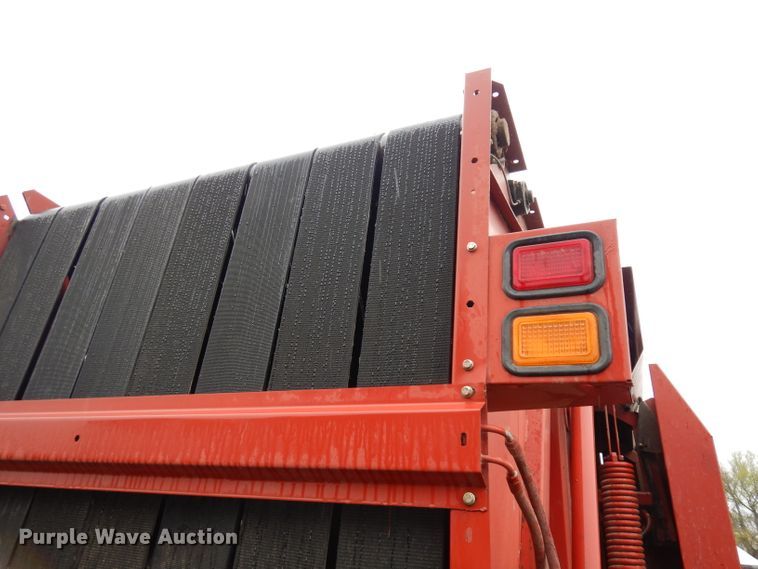 image for item IS9565 2005 New Holland BR780  round baler