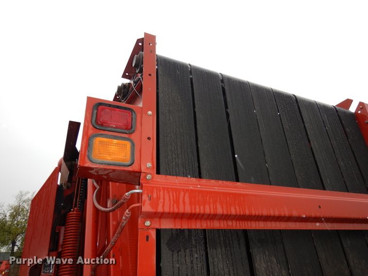 image for item IS9565 2005 New Holland BR780  round baler