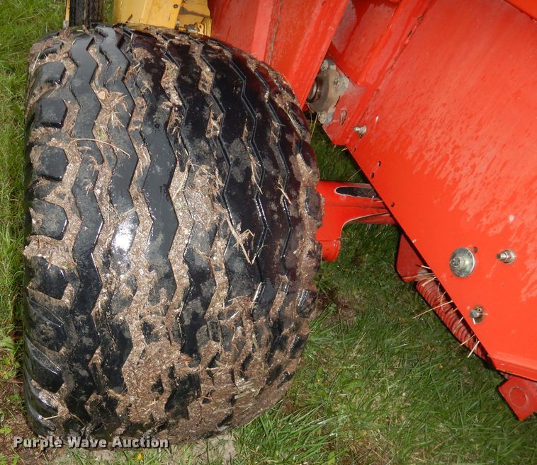 image for item IS9565 2005 New Holland BR780  round baler