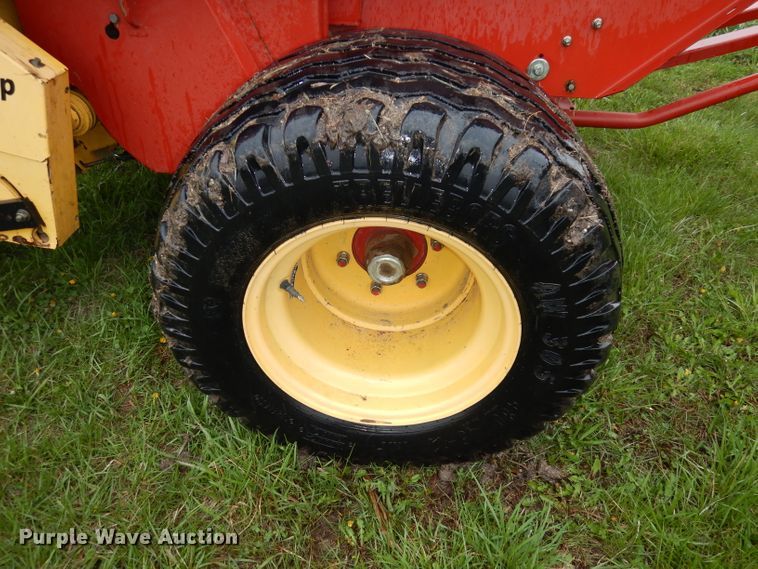 image for item IS9565 2005 New Holland BR780  round baler