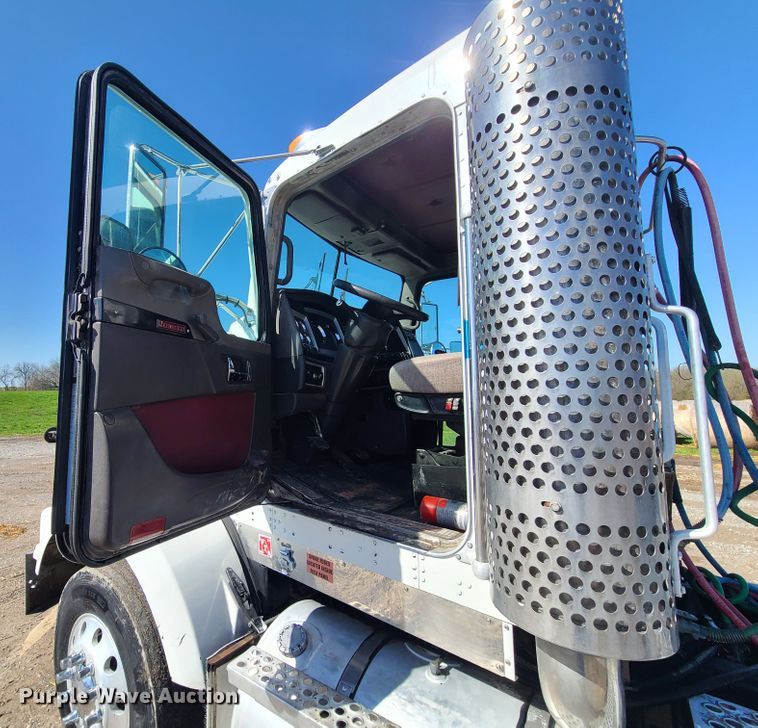 image for item DH5876 2006 Kenworth T800  semi truck