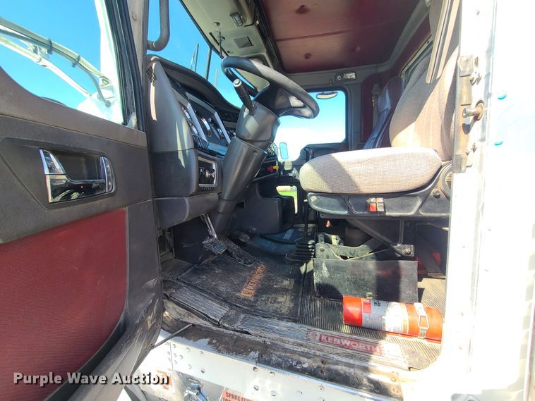 image for item DH5876 2006 Kenworth T800  semi truck