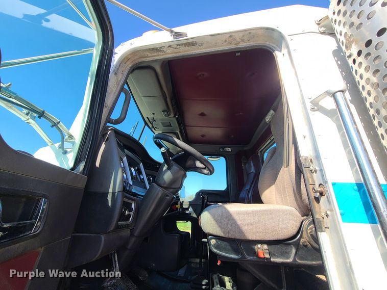 image for item DH5876 2006 Kenworth T800  semi truck