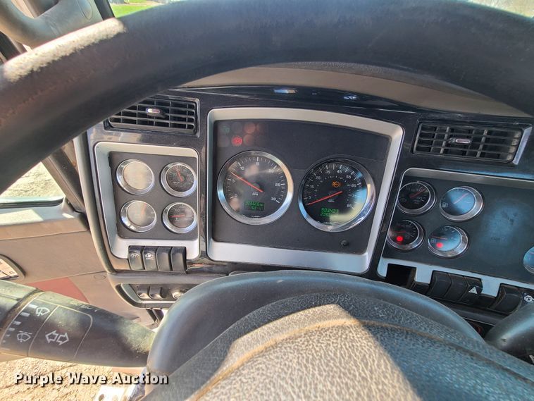 image for item DH5876 2006 Kenworth T800  semi truck