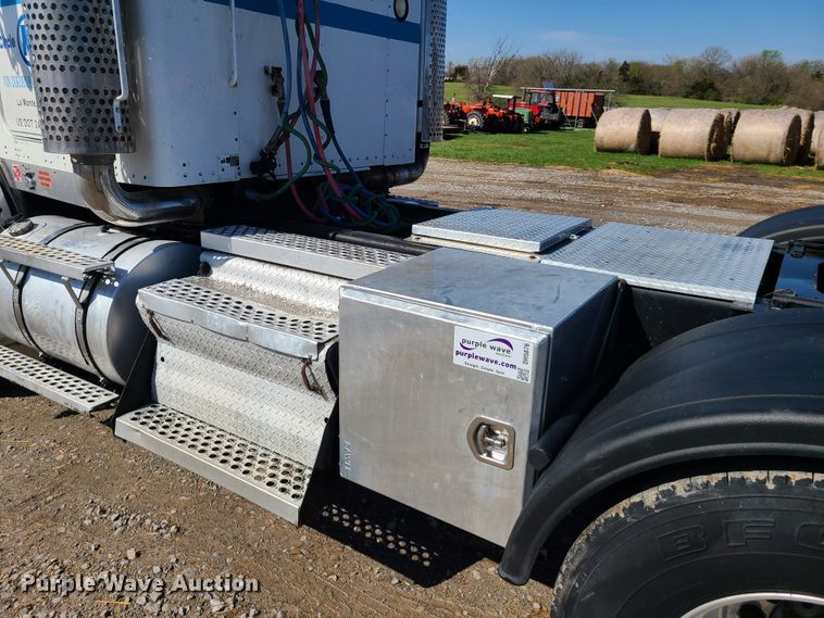 image for item DH5876 2006 Kenworth T800  semi truck