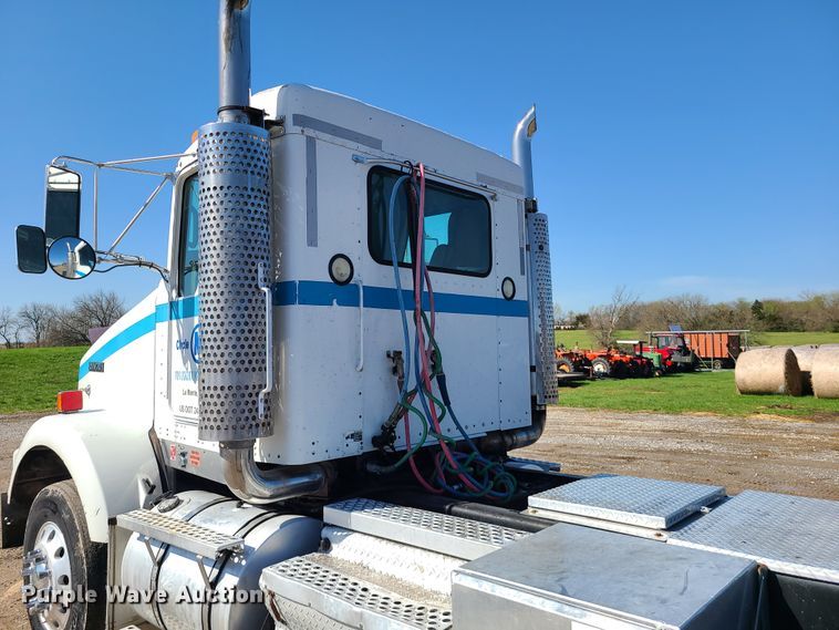 image for item DH5876 2006 Kenworth T800  semi truck