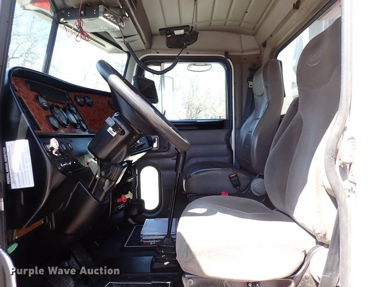 image for item DJ0242 2004 Peterbilt 385  rollback truck