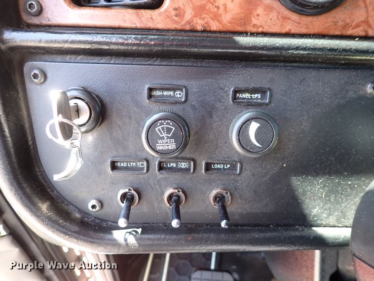 image for item DJ0242 2004 Peterbilt 385  rollback truck