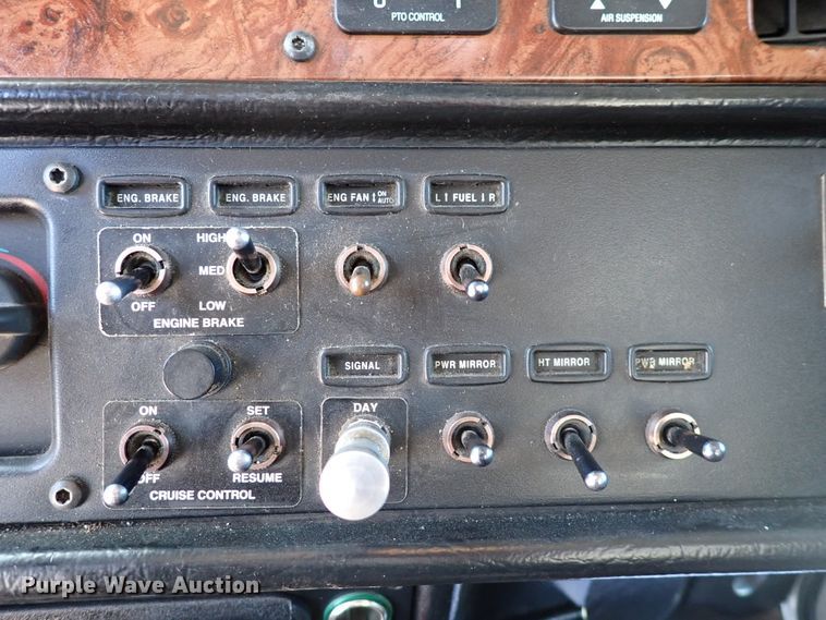 image for item DJ0242 2004 Peterbilt 385  rollback truck