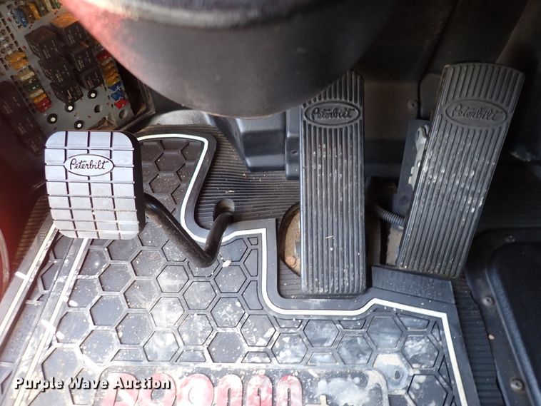 image for item DJ0242 2004 Peterbilt 385  rollback truck