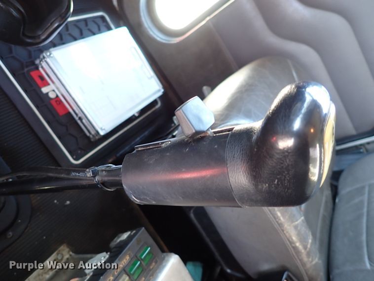 image for item DJ0242 2004 Peterbilt 385  rollback truck