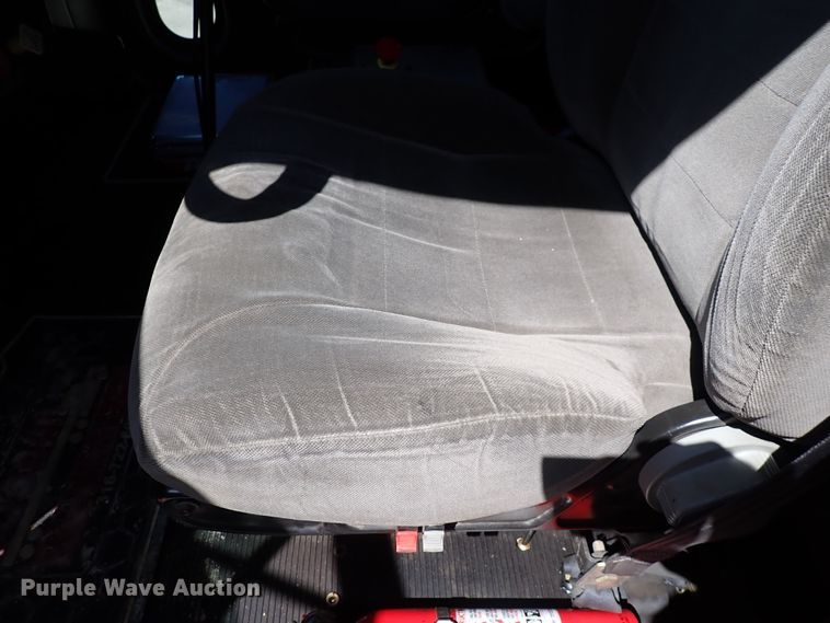 image for item DJ0242 2004 Peterbilt 385  rollback truck