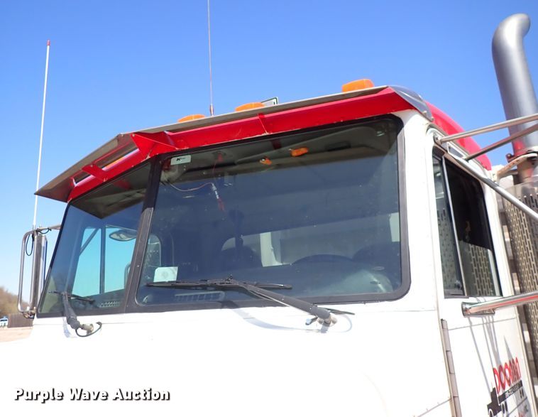 image for item DJ0242 2004 Peterbilt 385  rollback truck