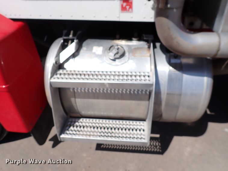 image for item DJ0242 2004 Peterbilt 385  rollback truck