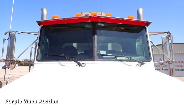 image for item DJ0242 2004 Peterbilt 385  rollback truck