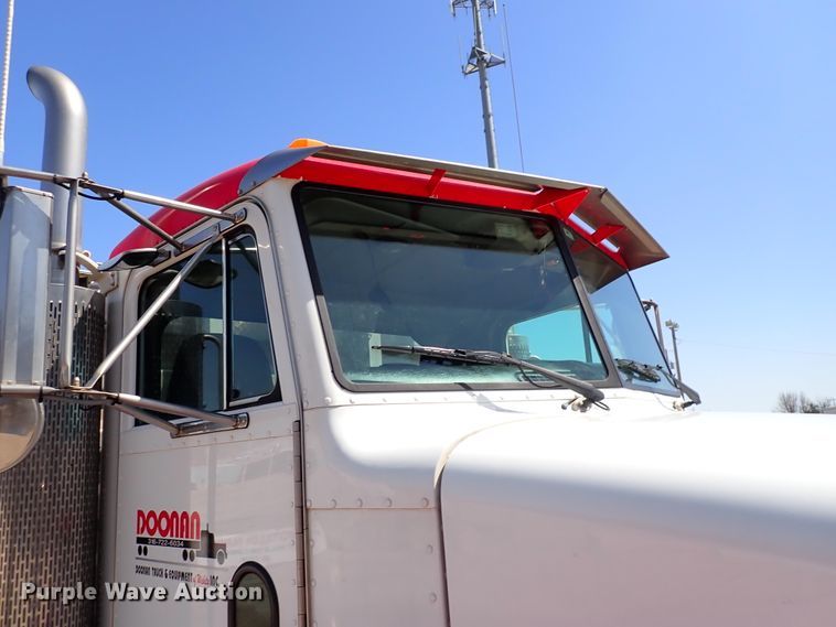 image for item DJ0242 2004 Peterbilt 385  rollback truck