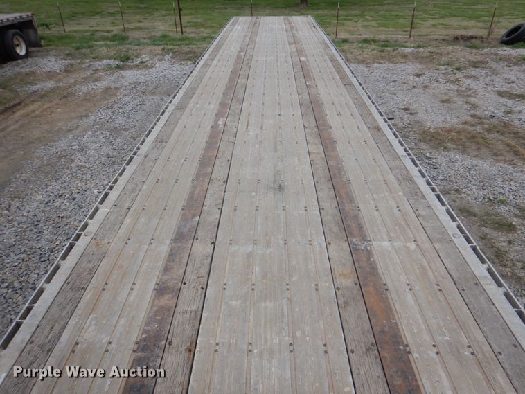 image for item DJ0431 2000 Wilson CF-900 flatbed trailer