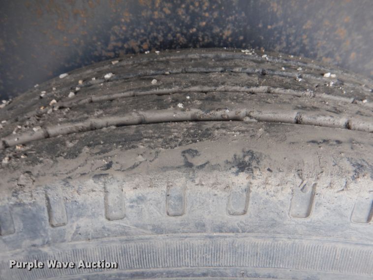 image for item DJ0432 1998 Utility flatbed trailer