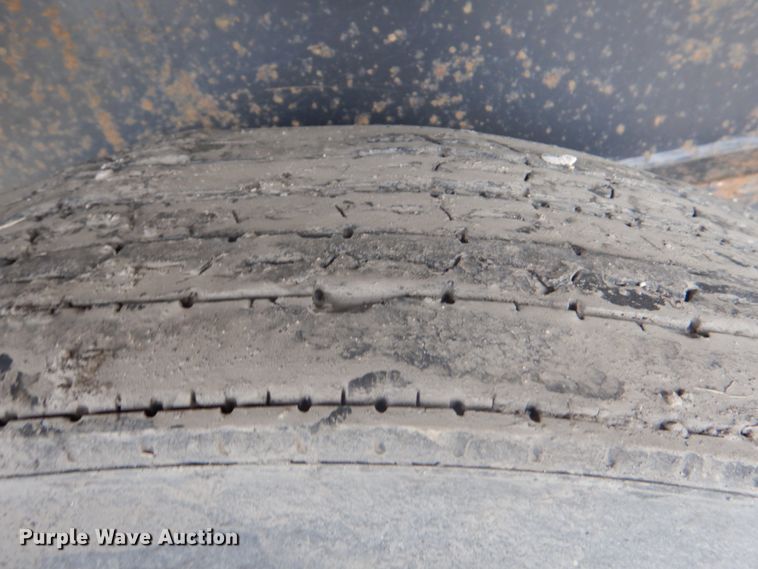 image for item DJ0432 1998 Utility flatbed trailer