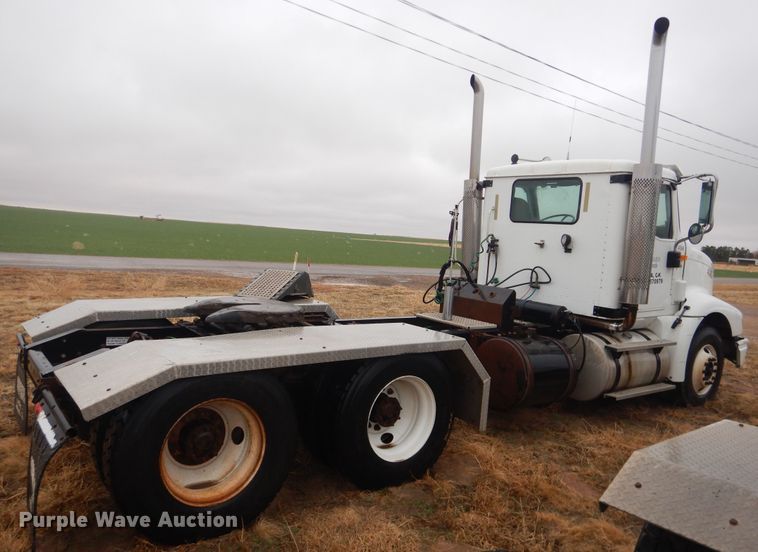 image for item DJ1118 2005 International 9200i  semi truck