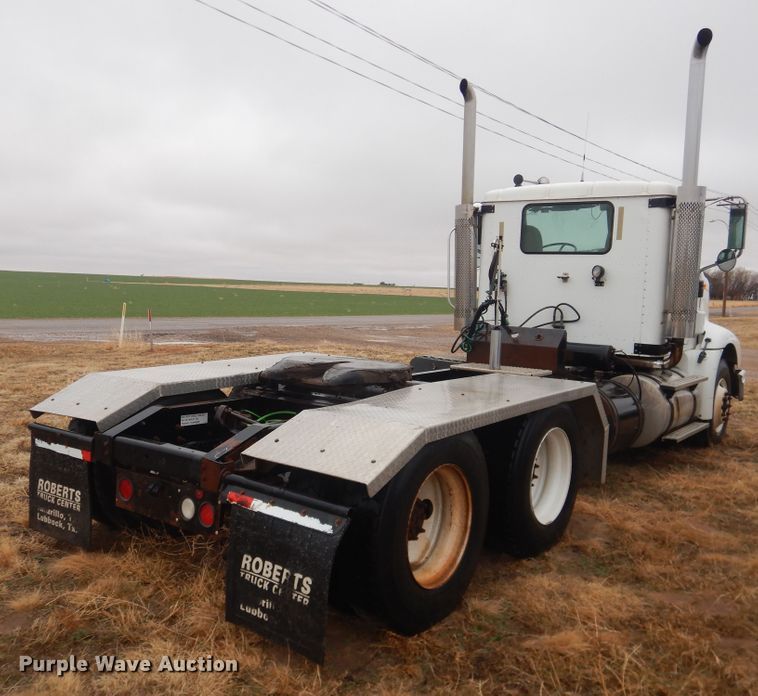 image for item DJ1118 2005 International 9200i  semi truck