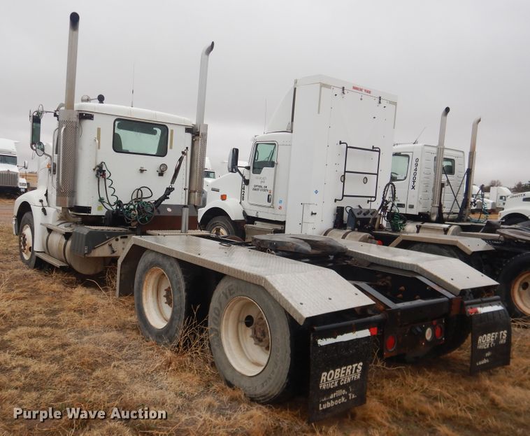 image for item DJ1118 2005 International 9200i  semi truck