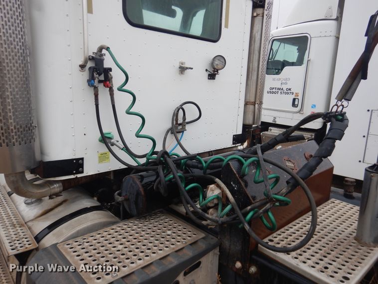 image for item DJ1118 2005 International 9200i  semi truck