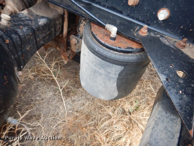 image for item DJ1118 2005 International 9200i  semi truck