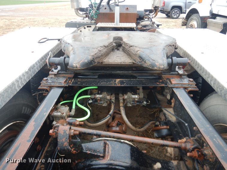 image for item DJ1118 2005 International 9200i  semi truck