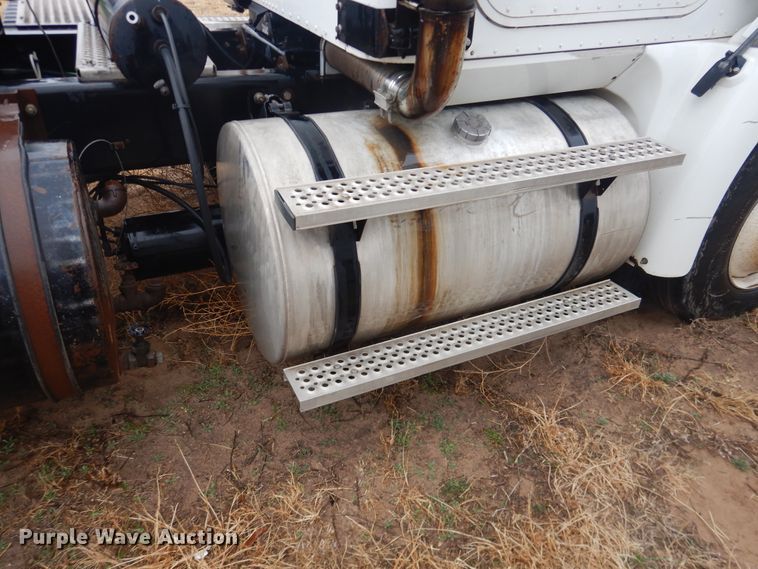 image for item DJ1118 2005 International 9200i  semi truck