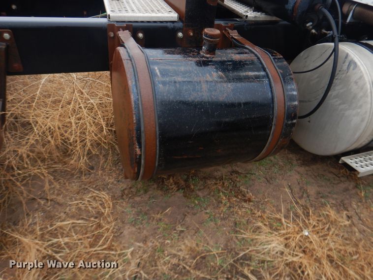 image for item DJ1118 2005 International 9200i  semi truck