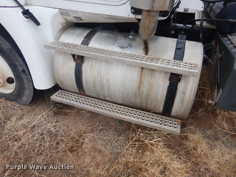 image for item DJ1118 2005 International 9200i  semi truck