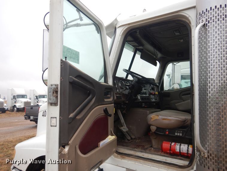 image for item DJ1118 2005 International 9200i  semi truck