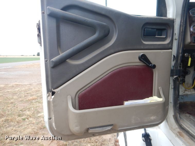 image for item DJ1118 2005 International 9200i  semi truck