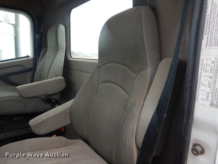 image for item DJ1118 2005 International 9200i  semi truck