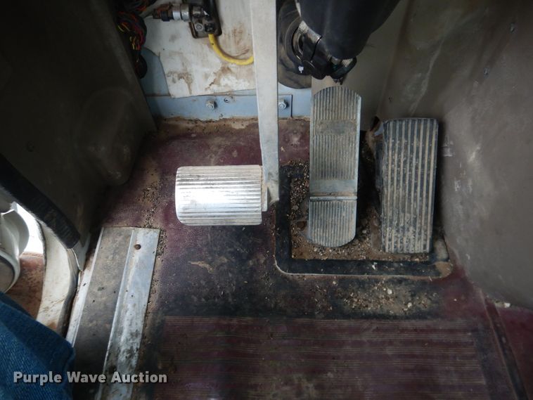 image for item DJ1118 2005 International 9200i  semi truck