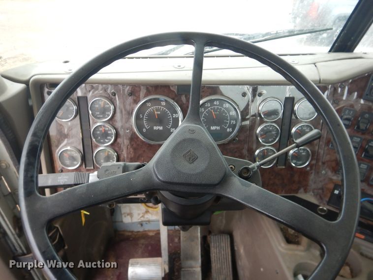 image for item DJ1118 2005 International 9200i  semi truck