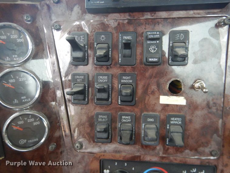 image for item DJ1118 2005 International 9200i  semi truck