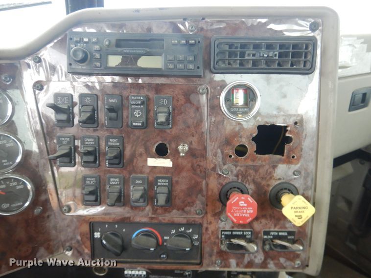 image for item DJ1118 2005 International 9200i  semi truck