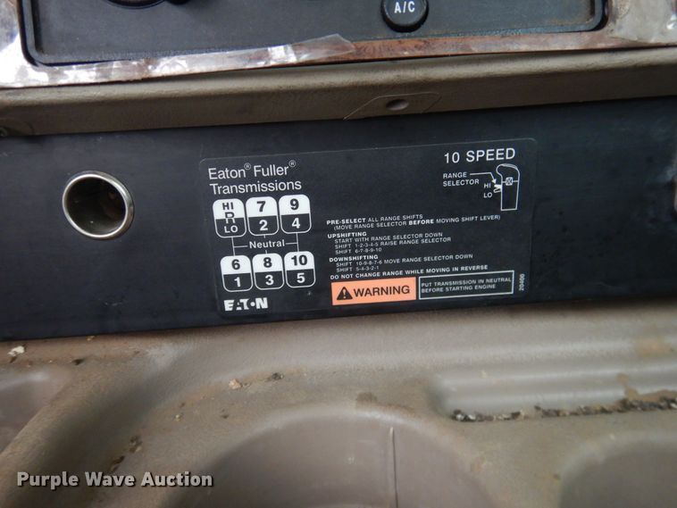 image for item DJ1118 2005 International 9200i  semi truck