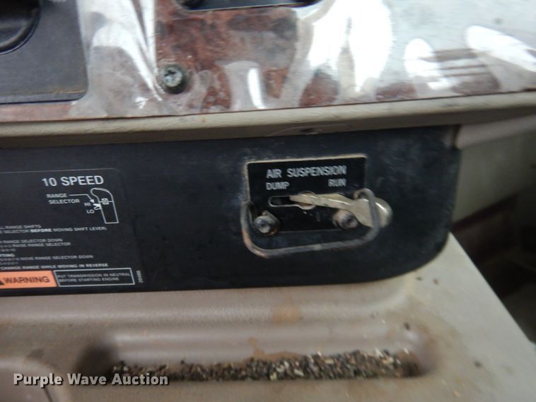 image for item DJ1118 2005 International 9200i  semi truck