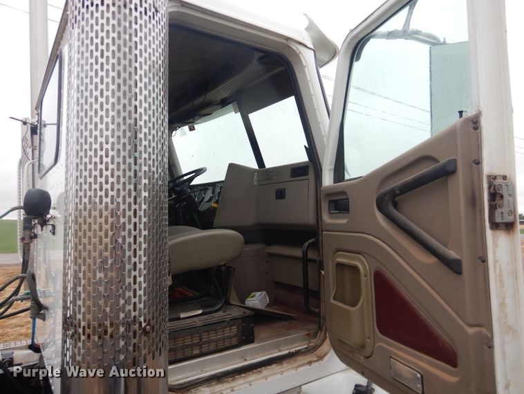 image for item DJ1118 2005 International 9200i  semi truck