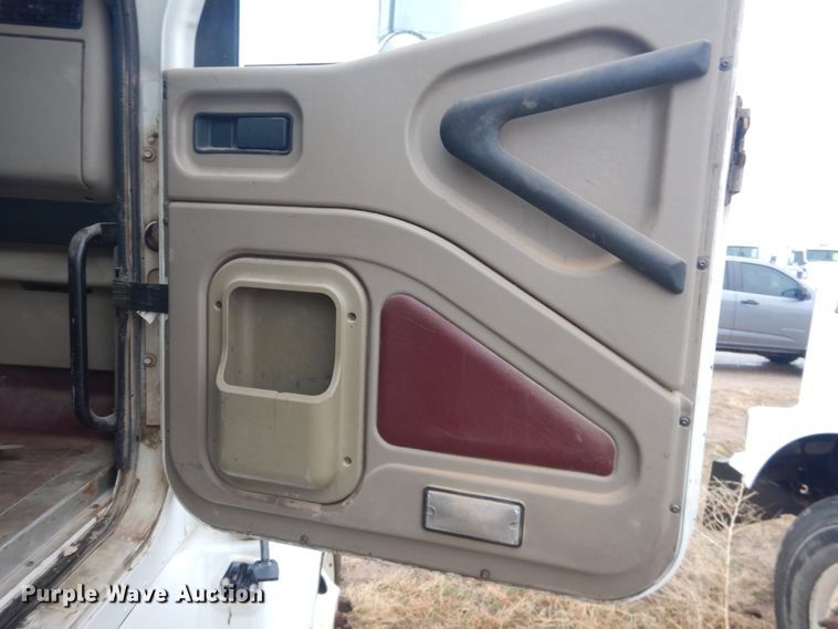 image for item DJ1118 2005 International 9200i  semi truck