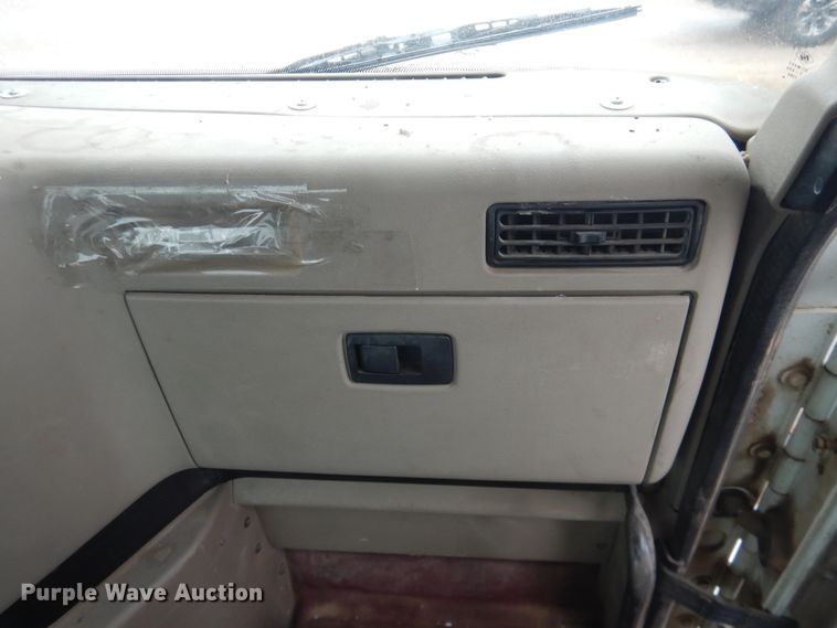 image for item DJ1118 2005 International 9200i  semi truck