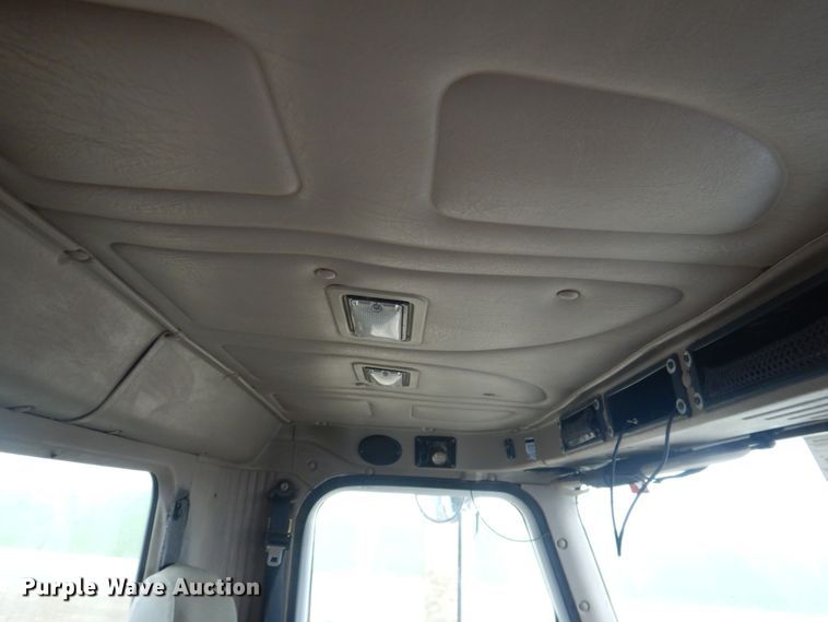 image for item DJ1118 2005 International 9200i  semi truck