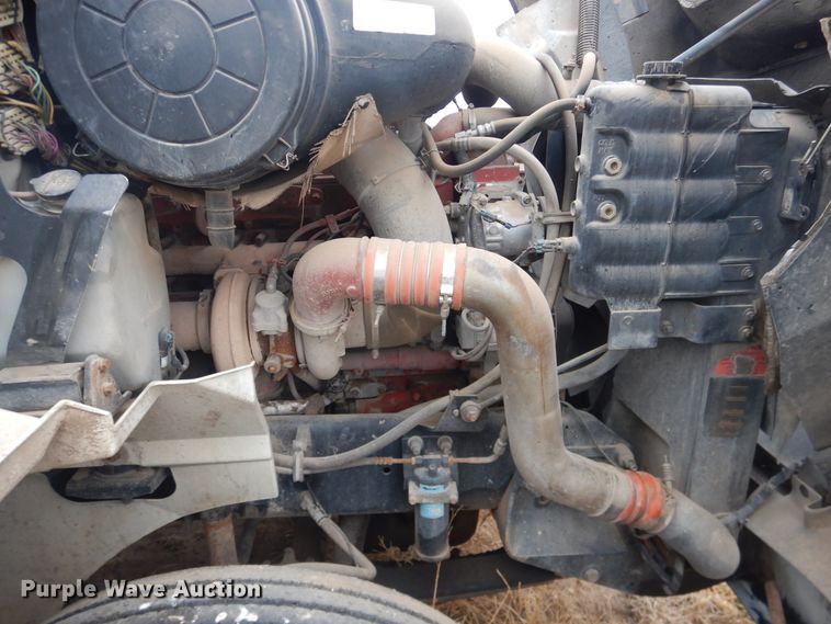 image for item DJ1118 2005 International 9200i  semi truck