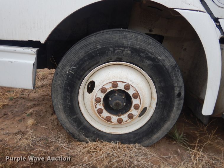 image for item DJ1118 2005 International 9200i  semi truck